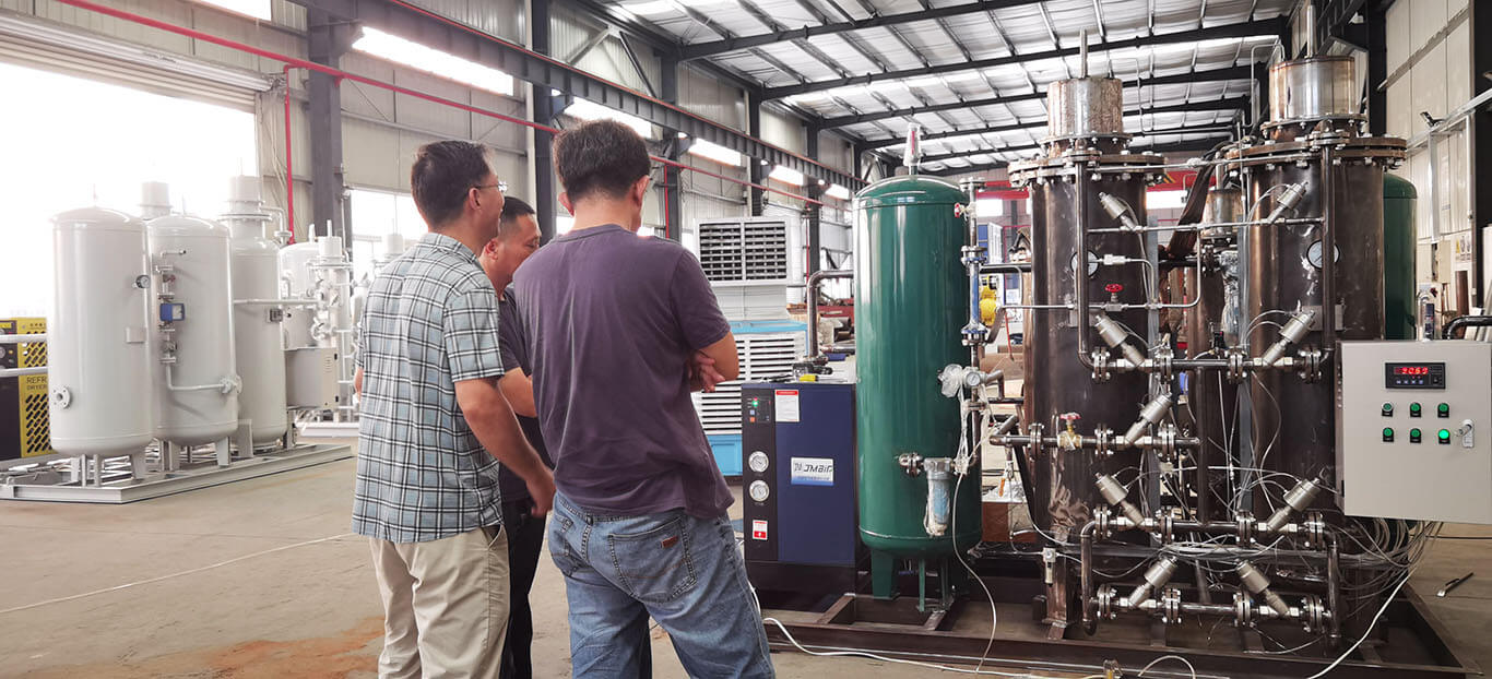 Customer discussing nitrogen and oxygen generation solutions on site with HUATAI engineers