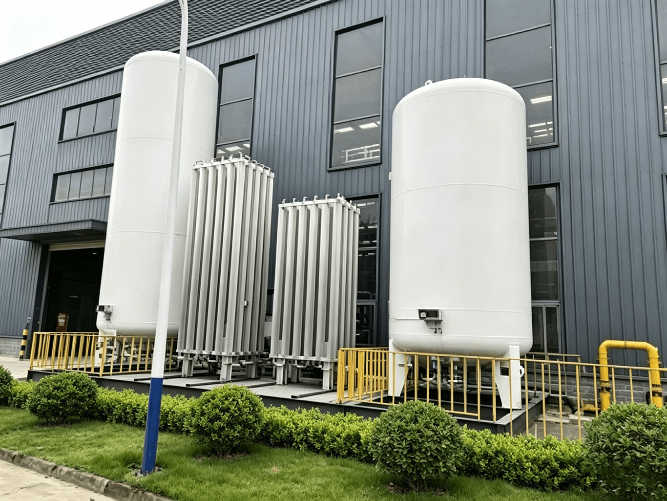 Nitrogen tank blanketing system for chemical storage safety