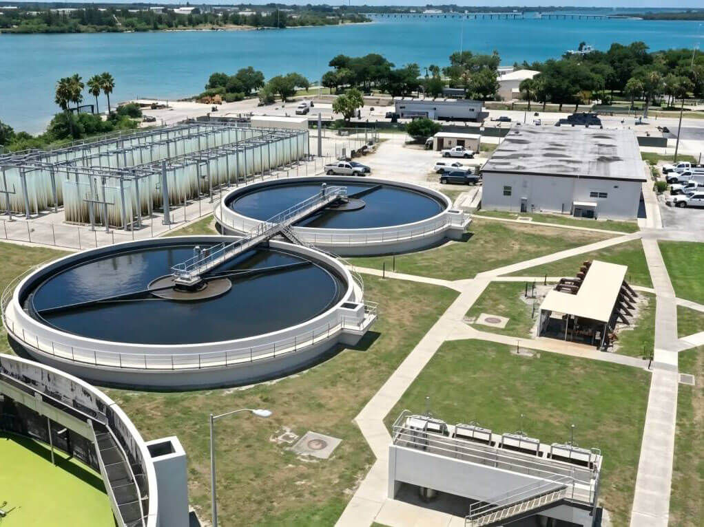 Oxygen generator for wastewater treatment