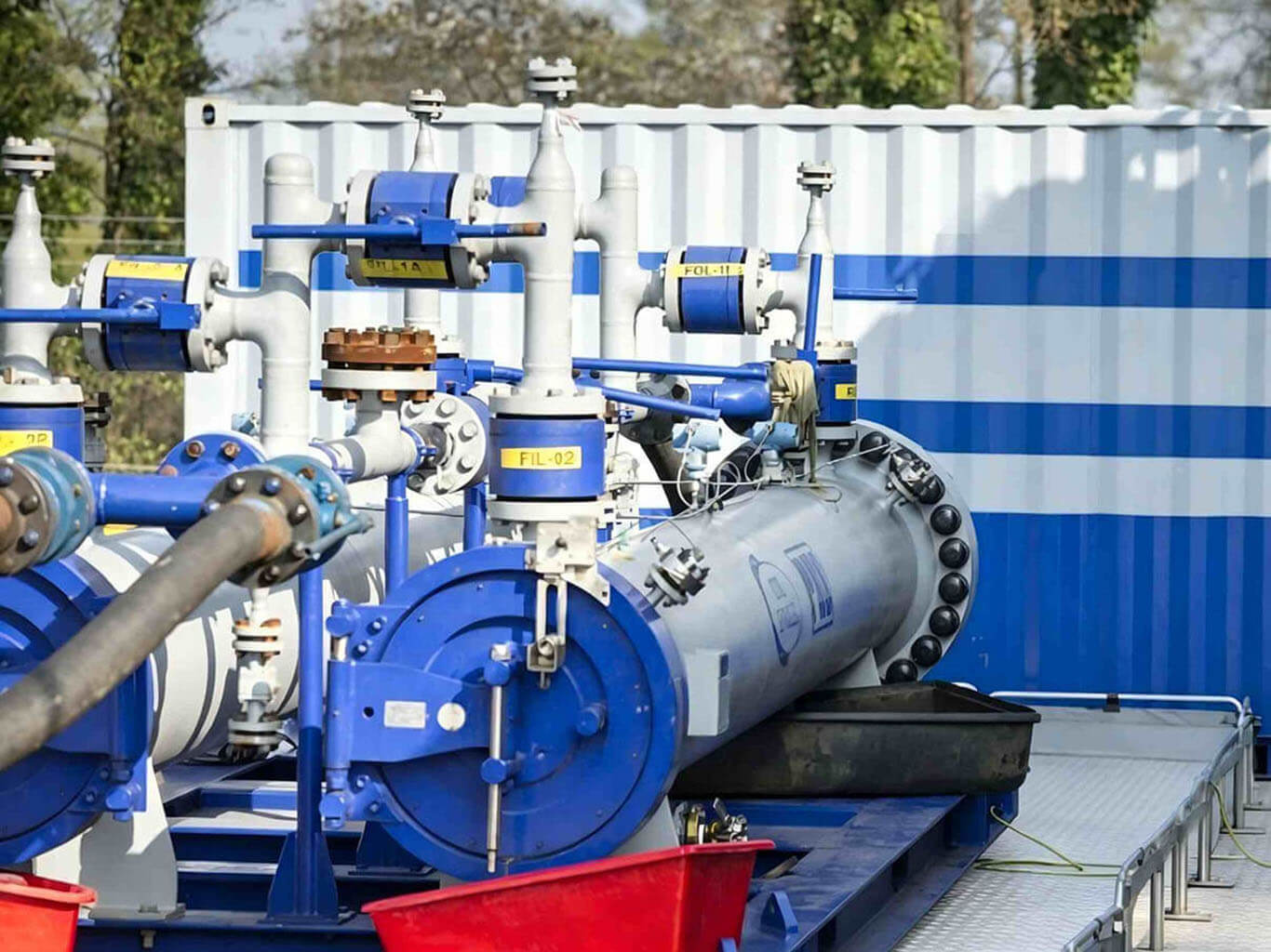 Pipeline nitrogen purging during maintenance and oxygen removal