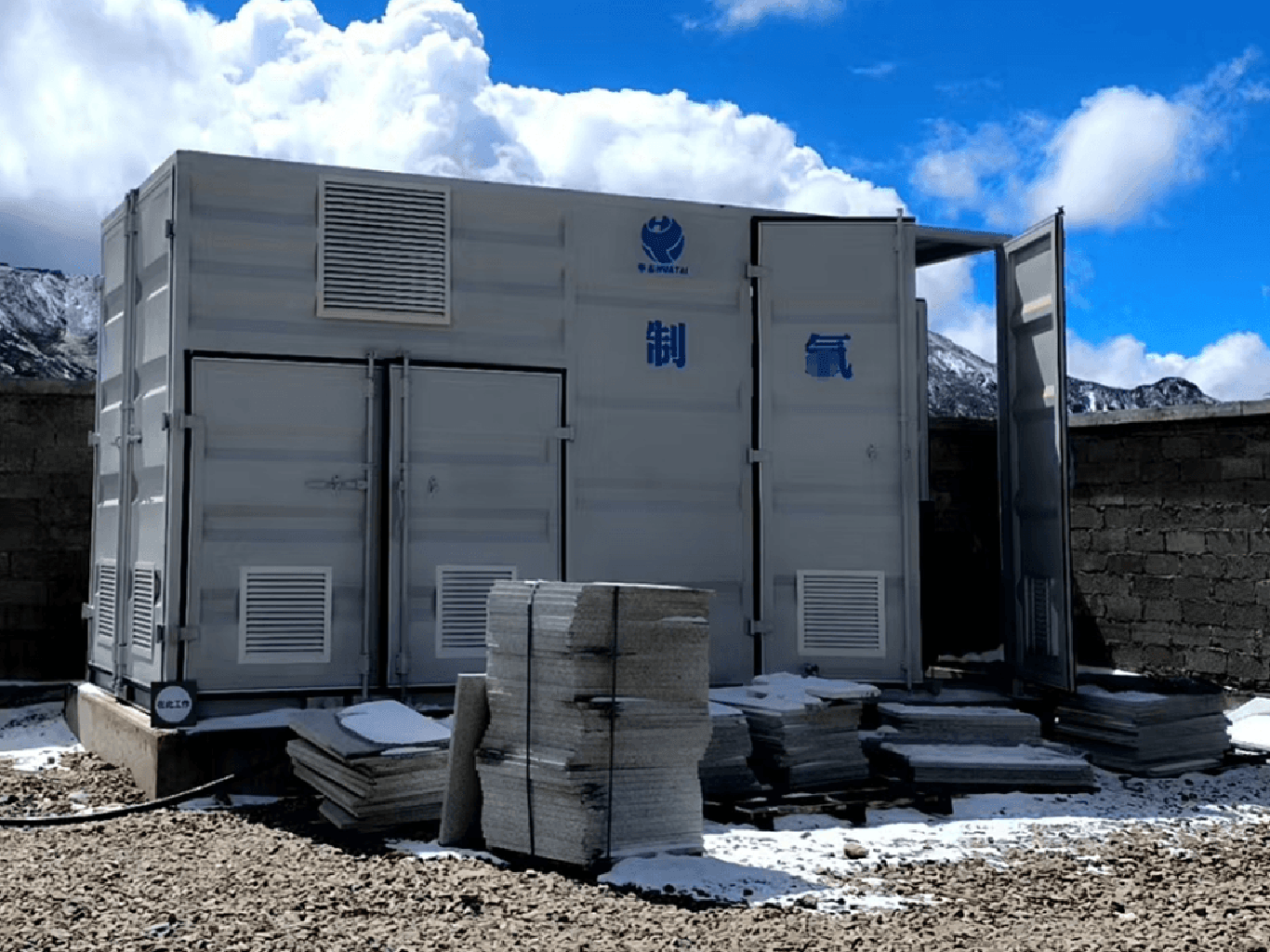 Remote mining site nitrogen supply for safe industrial operation